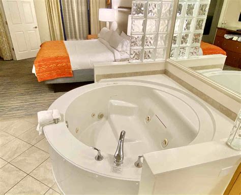 Jetted tubs hotels near me - Ashton's B&B New Orleans (Louisiana) 8 rooms from $209. See more photos Add to shortlist. Whirlpool Bathtub - All the guestrooms in the Patio Wing have jetted tubs in the bathrooms. Local markets - French Market is worth a visit. Sights nearby - Jackson Square is close by.